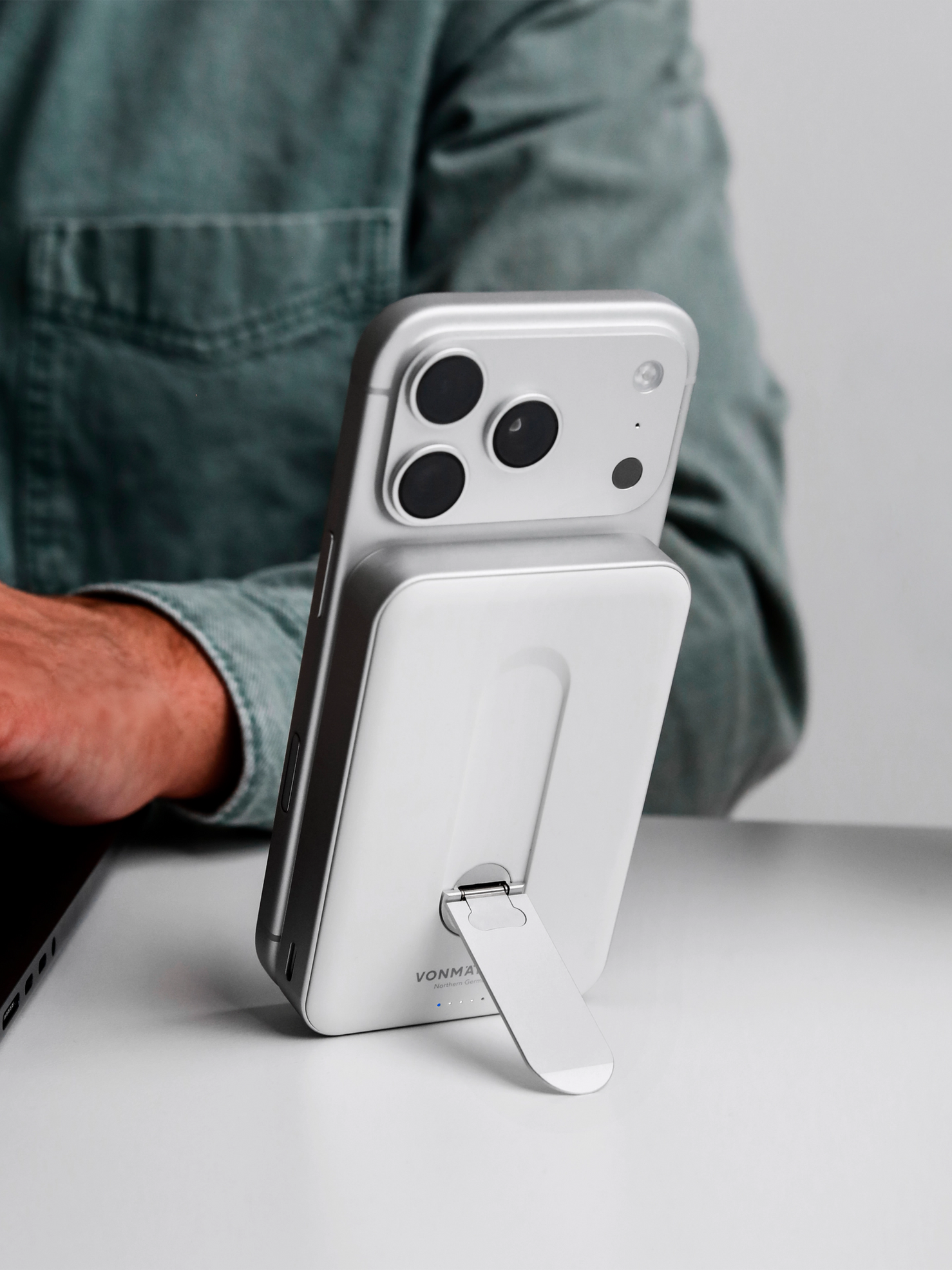 Vonmahlen Evergreen Mag 10,000 mAh 15W Power Bank with Kickstand - White